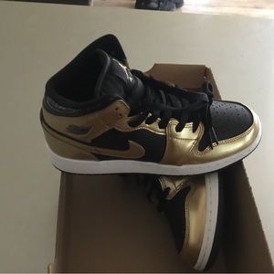 Kid’s Air Jordan 1 Mid SE size 6Y